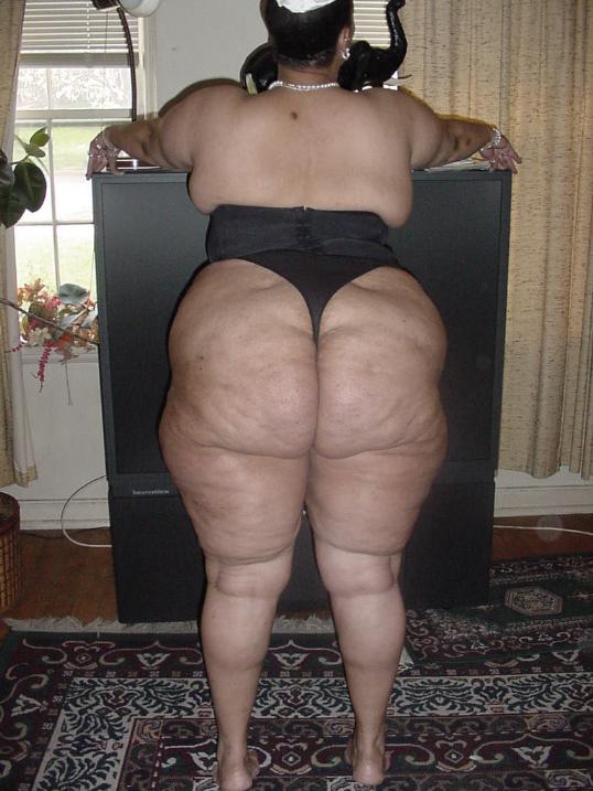 538px x 717px - Very big black mama shows her fat ass - Pornstars Legs Pics