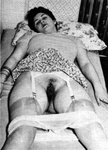 Retro Vintage Photos Showing Pussy - Retro beauty slut shows her vintage hairy pussy - Pornstars Legs Pics